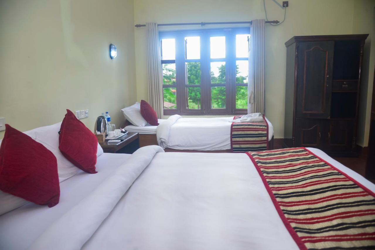 Unique Wild Resort Sauraha Eksteriør billede