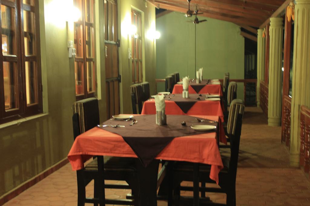 Unique Wild Resort Sauraha Eksteriør billede