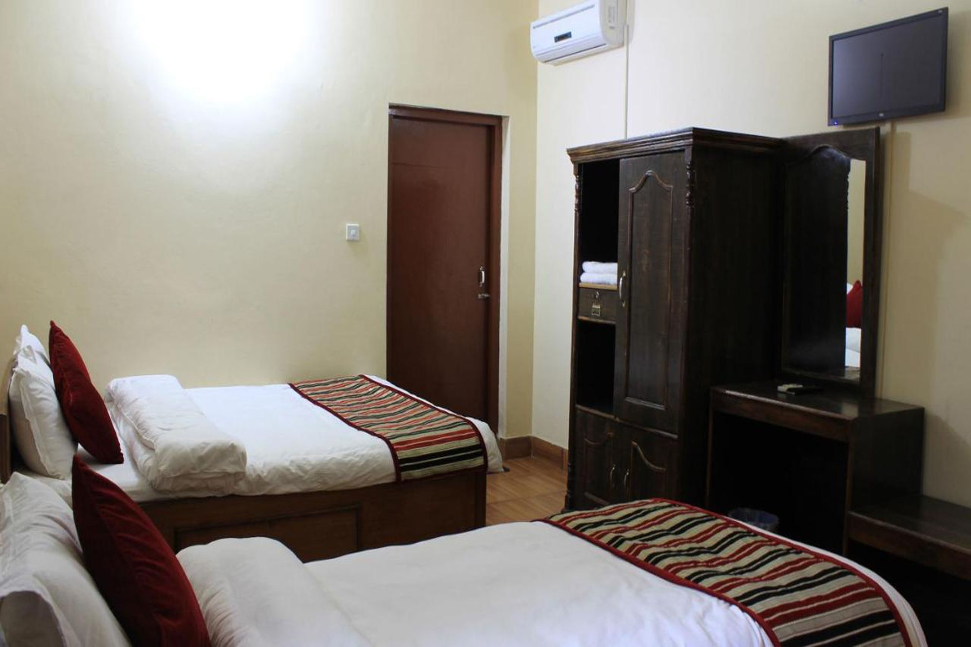 Unique Wild Resort Sauraha Eksteriør billede