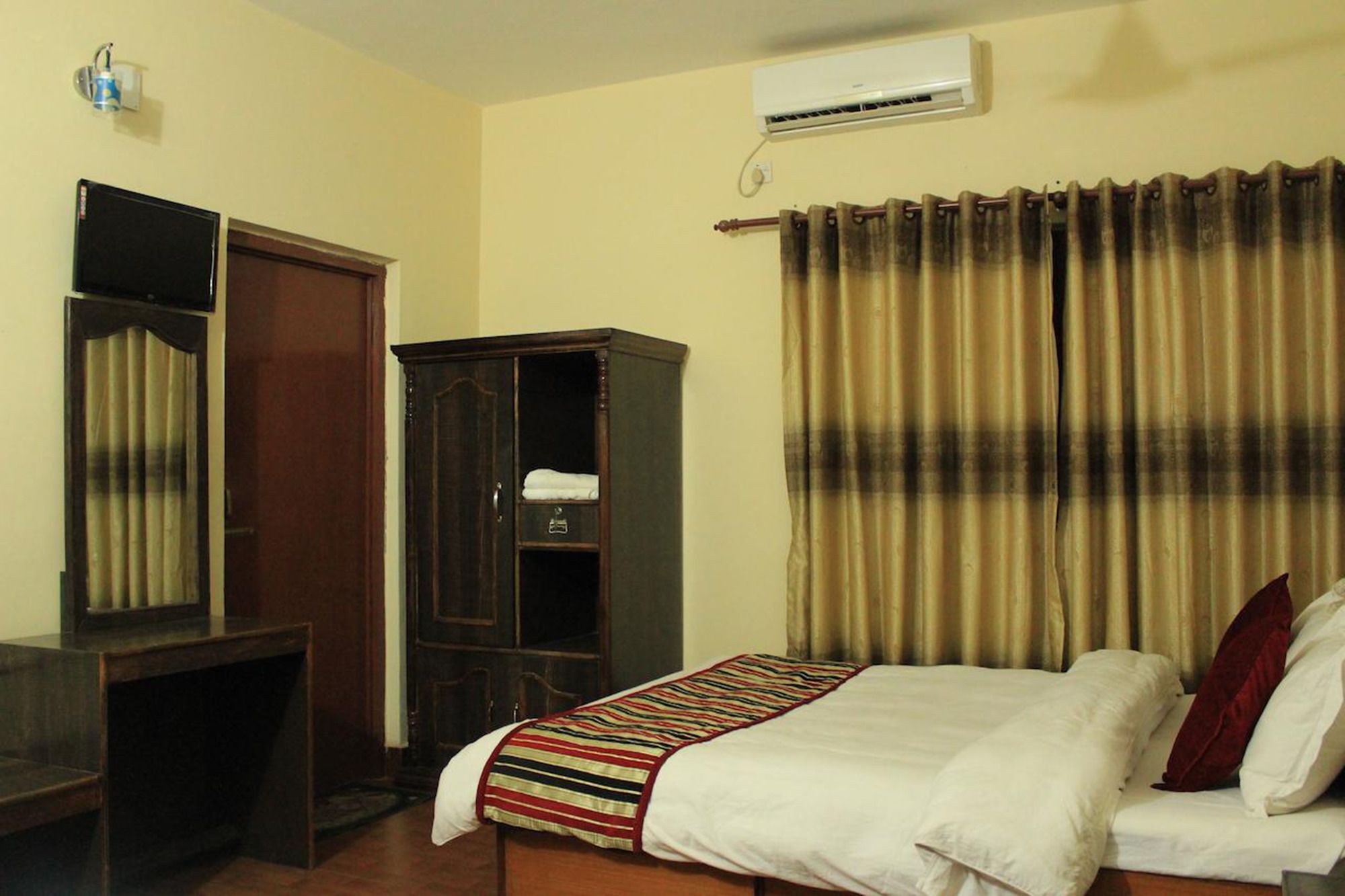 Unique Wild Resort Sauraha Eksteriør billede